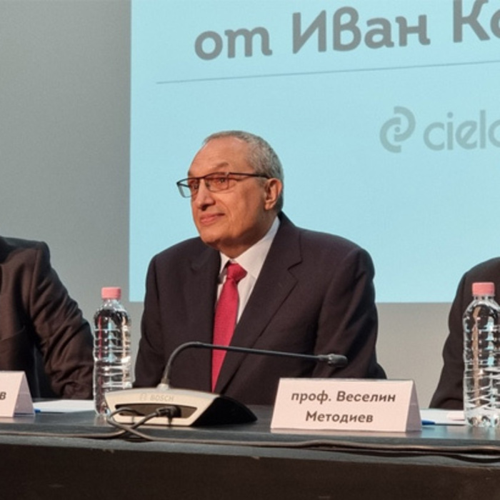 03-veselin-metodiev-ivan-kostov-bta-678x410-crop-478b24840a_700x700_crop_478b24840a